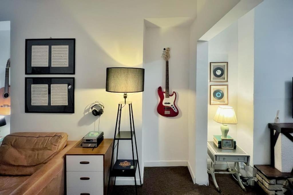 Urban Music Style Townhouse In Swansea City Center Exterior photo
